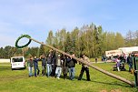 Maibaumsetzen in Wülfngerode (Foto: Berti Voigt) Maibaumsetzen in Wülfngerode (Foto: Berti Voigt)