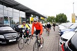 11 radelnde Opel-Banker machten auf ihrer Benefiztour heute im OPEL-Autohaus der Peter Gruppe halt (Foto: Fischer/Autohaus Peter) 11 radelnde Opel-Banker machten auf ihrer Benefiztour heute im OPEL-Autohaus der Peter Gruppe halt (Foto: Fischer/Autohaus Peter)