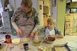 Backen, Basteln, Bäume schmücken - an der Jugendkunstschule und im Weltladen konnte man das heute selbst machen (Foto: Angelo Glashagel) Backen, Basteln, Bäume schmücken - an der Jugendkunstschule und im Weltladen konnte man das heute selbst machen (Foto: Angelo Glashagel)