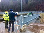 Mitarbeiter des Th&uuml;ringer Landamtes messen den Wasserdurchfluss am Pegel Ilfeld. (Foto: Susanne Schedwill)