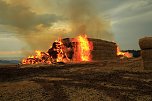 Fast 500 Strohballen brennen bei Auleben (Foto: S. Dietzel) Fast 500 Strohballen brennen bei Auleben (Foto: S. Dietzel)