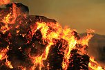 Fast 500 Strohballen brennen bei Auleben (Foto: S. Dietzel) Fast 500 Strohballen brennen bei Auleben (Foto: S. Dietzel)