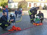 Regenbogen-Kinder zu Besuch bei der Feuerwehr (Foto: Ch. Burkert)