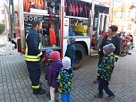 Regenbogen-Kinder zu Besuch bei der Feuerwehr (Foto: Ch. Burkert)