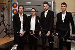 Stellten den Compoundbogen vor und diskutierten mit dem Publikum über Sportgerät oder Waffe - Sonja Zeaiter, Michelle Weseler, Philipp Krimbein und Simon Galle (v.l.) (Foto: Heike Roeder) Stellten den Compoundbogen vor und diskutierten mit dem Publikum über Sportgerät oder Waffe - Sonja Zeaiter, Michelle Weseler, Philipp Krimbein und Simon Galle (v.l.) (Foto: Heike Roeder)