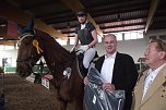 Auch auf der Forst-Farm zu pferdesportlichen Veranstaltungen ist der Landrat zugegen. Im Bild an der Seite von Farm-Gründer Wilfried Forst. (Foto: Kurt Frank) Auch auf der Forst-Farm zu pferdesportlichen Veranstaltungen ist der Landrat zugegen. Im Bild an der Seite von Farm-Gründer Wilfried Forst. (Foto: Kurt Frank)