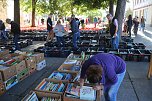Großer Bücher-Rettungs-Flohmarkt auf dem Blasiikirchplatz (Foto: Angelo Glashagel) Großer Bücher-Rettungs-Flohmarkt auf dem Blasiikirchplatz (Foto: Angelo Glashagel)
