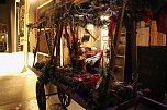 Morgen geht der Vorhang für den "Geist der Weihnacht" zum dritten mal auf, vorher braucht es aber noch ein paar Ausbesserungen am Bühnenbild (Foto: Angelo Glashagel) Morgen geht der Vorhang für den "Geist der Weihnacht" zum dritten mal auf, vorher braucht es aber noch ein paar Ausbesserungen am Bühnenbild (Foto: Angelo Glashagel)
