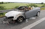 Auto brennt vollst&auml;ndig aus (Foto: S.Dietzel)
