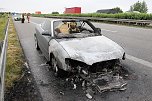 Auto brennt vollst&auml;ndig aus (Foto: S.Dietzel)