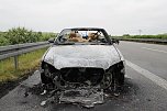 Auto brennt vollst&auml;ndig aus (Foto: S.Dietzel)