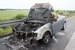 Auto brennt vollst&auml;ndig aus (Foto: S.Dietzel)