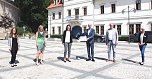 v.l. Julia Pietsch-Regionalmanagement Nordhausen; Nicolle Linke-Regionalmanagement Kyffhäuserkreis; Landrätin v. Sondershausen Antje Hochwind-Schneider; Thüringer Wirtschaftsminister Wolfgang Tiefensee; Landrat v. Nordhausen Matthias Jendricke; Rebecca Vangangelt - Landratsamt Unstrut-Hainich-Kreis (Foto: Eva Maria Wiegand) v.l. Julia Pietsch-Regionalmanagement Nordhausen; Nicolle Linke-Regionalmanagement Kyffhäuserkreis; Landrätin v. Sondershausen Antje Hochwind-Schneider; Thüringer Wirtschaftsminister Wolfgang Tiefensee; Landrat v. Nordhausen Matthias Jendricke; Rebecca Vangangelt - Landratsamt Unstrut-Hainich-Kreis (Foto: Eva Maria Wiegand)