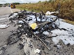 Wohnwagen brannte auf der Autobahn (Foto: Feuerwehr Grosswechsungen)