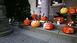 Mit sch&ouml;n geschnitzten K&uuml;rbissen startet man am Domschl&ouml;sschen in den Herbst (Foto: Sandra Ziegler-Koch)