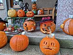 Mit sch&ouml;n geschnitzten K&uuml;rbissen startet man am Domschl&ouml;sschen in den Herbst (Foto: Sandra Ziegler-Koch)