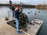 Weihnachtsmann unter Wasser - am Taucherteich versenkte man gestern wieder den traditionellen Weihnachtsbaum (Foto: Tauchsportzentrum am Sundh&auml;user See)
