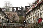 Die Löscharbeiten am Mecklenburgs Hof dauerten auch heute noch an (Foto: agl) Die Löscharbeiten am Mecklenburgs Hof dauerten auch heute noch an (Foto: agl)