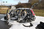 Brennendes Auto an der Autobahnabfahrt Werther (Foto: S. Dietzel)