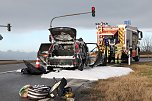 Brennendes Auto an der Autobahnabfahrt Werther (Foto: S. Dietzel)