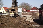 Rückblick: Mit schwerer Technik brach Waresa Bau den Betonboden auf, transportierte die schweren Brocken ab, ebnete die Fläche ein. (Foto: Kurt Frank) Rückblick: Mit schwerer Technik brach Waresa Bau den Betonboden auf, transportierte die schweren Brocken ab, ebnete die Fläche ein. (Foto: Kurt Frank)