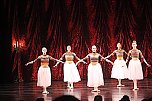 Ballettauff&uuml;hrungen auf der gro&szlig;en B&uuml;hne des Theaters (Foto: Tanzschule Radeva)