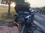 Drei Verletzte und ein ausgebranntes Fahrzeug - das ist die Bilanz nach einem Unfall bei Großlohra (Foto: S. Dietzel) Drei Verletzte und ein ausgebranntes Fahrzeug - das ist die Bilanz nach einem Unfall bei Großlohra (Foto: S. Dietzel)