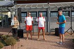 Abschied nach 40 Jahren am Beckenrand: Schwimmmeister Jens Blumenthal &uuml;bergibt seinem Nachfolger Felix Etzrodt symbolisch die Schl&uuml;ssel f&uuml;r das Bad in Niedersachswerfen.  (Foto: Susanne Schedwill)