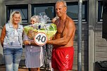 Abschied nach 40 Jahren am Beckenrand: Schwimmmeister Jens Blumenthal &uuml;bergibt seinem Nachfolger Felix Etzrodt symbolisch die Schl&uuml;ssel f&uuml;r das Bad in Niedersachswerfen.  (Foto: Susanne Schedwill)
