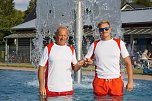 Abschied nach 40 Jahren am Beckenrand: Schwimmmeister Jens Blumenthal &uuml;bergibt seinem Nachfolger Felix Etzrodt symbolisch die Schl&uuml;ssel f&uuml;r das Bad in Niedersachswerfen.  (Foto: Susanne Schedwill)