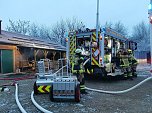 Holzbungalow brannte (Foto: S. Dietzel)