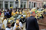 Ein bunter Karnevalszug zog sich am Rosenmontag durch Sondershausen (Foto: Eva Maria Wiegand)