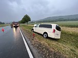 Verunfalltes Taxi im Stra&szlig;engraben (Foto: S. Dietzel)