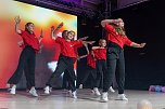 Volle Festhalle in Sundhausen beim Auftritt der jungen Tänzerinnen und Tänzer von More Esprit (Foto: Sven Tetzel) Volle Festhalle in Sundhausen beim Auftritt der jungen Tänzerinnen und Tänzer von More Esprit (Foto: Sven Tetzel)