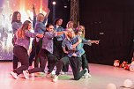 Volle Festhalle in Sundhausen beim Auftritt der jungen Tänzerinnen und Tänzer von More Esprit (Foto: Sven Tetzel) Volle Festhalle in Sundhausen beim Auftritt der jungen Tänzerinnen und Tänzer von More Esprit (Foto: Sven Tetzel)