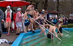 Traditionelles Anbaden im Neustädter Freibad bei fünf Grad Wassertemperatur (Foto: S.Teztel) Traditionelles Anbaden im Neustädter Freibad bei fünf Grad Wassertemperatur (Foto: S.Teztel)