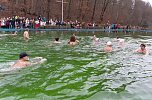 Traditionelles Anbaden im Neustädter Freibad bei fünf Grad Wassertemperatur (Foto: S.Teztel) Traditionelles Anbaden im Neustädter Freibad bei fünf Grad Wassertemperatur (Foto: S.Teztel)