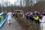 Traditionelles Anbaden im Neustädter Freibad bei fünf Grad Wassertemperatur (Foto: S.Teztel) Traditionelles Anbaden im Neustädter Freibad bei fünf Grad Wassertemperatur (Foto: S.Teztel)