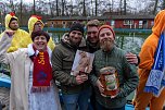 Traditionelles Anbaden im Neustädter Freibad bei fünf Grad Wassertemperatur (Foto: S.Teztel) Traditionelles Anbaden im Neustädter Freibad bei fünf Grad Wassertemperatur (Foto: S.Teztel)