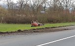 Auto überschlägt sich nach Überholmanöver, von Sollstedt kommend in Fahrtrichtung Nordhausen und bleibt auf dem Dach liegen (Foto: Silvio Dietzl) Auto überschlägt sich nach Überholmanöver, von Sollstedt kommend in Fahrtrichtung Nordhausen und bleibt auf dem Dach liegen (Foto: Silvio Dietzl)