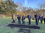 Feierstunde zum ersten Spatenstich f&uuml;r einen Bolzplatz (Foto: oas)