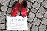 Aktion "Rote Schuhe" vor dem Nordh&auml;user Rathaus (Foto: agl)