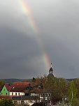 Der Regenbogen zielt genau auf die Kirchturmspitze in Sundhausen. (Foto: Diana Kupfer) Der Regenbogen zielt genau auf die Kirchturmspitze in Sundhausen. (Foto: Diana Kupfer)