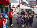 Kindertags-Feier auf dem Parkplatz (Foto: nnz)