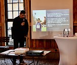 Weltmeister David Storl stellte sich den Fragen der Presse, am Fuße des höchsten Hexenbesen der Welt (Foto: Eva Maria Wiegand) Weltmeister David Storl stellte sich den Fragen der Presse, am Fuße des höchsten Hexenbesen der Welt (Foto: Eva Maria Wiegand)