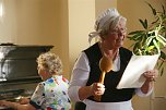 Sorgten f&uuml;r Appetitanregung: Erika Schirmer am Klavier und Margot Hattenhauer mit Holzl&ouml;ffel und Stimme (Foto: M. Daniel)