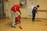Arbeitseinsatz in der Halle (Foto: Christoph Keil)