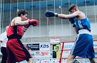 Wettkämpfe im Becken und im Boxring Bild: Wettkämpfe im Becken und im Boxring