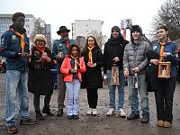 Die Pfadfinder bei der Übergabe des Friedenslichtes auf dem August-Bebel-Platz in Nordhausen Bild: Die Pfadfinder bei der Übergabe des Friedenslichtes auf dem August-Bebel-Platz in Nordhausen