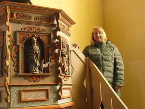 Christina Mitzlaff, die Vorsitzende des Gemeindekirchenrates auf der Kanzeltreppe